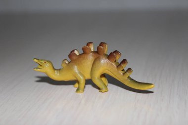 Beyaz arka planda oyuncak dinozor