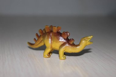 Beyaz arka planda oyuncak dinozor