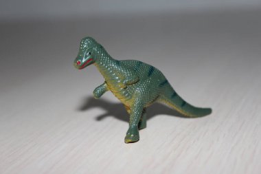 Beyaz arka planda oyuncak dinozor