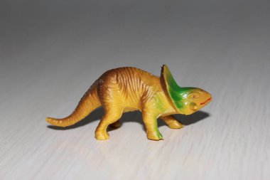 Beyaz arka planda oyuncak dinozor