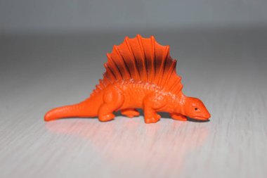 Beyaz arka planda oyuncak dinozor