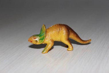 Beyaz arka planda oyuncak dinozor
