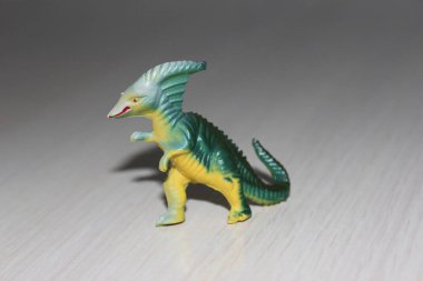 Beyaz arka planda oyuncak dinozor