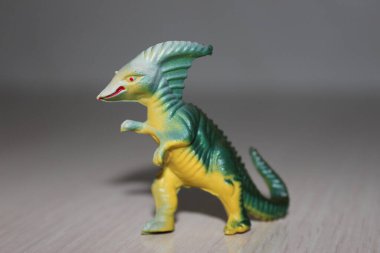 Beyaz arka planda oyuncak dinozor