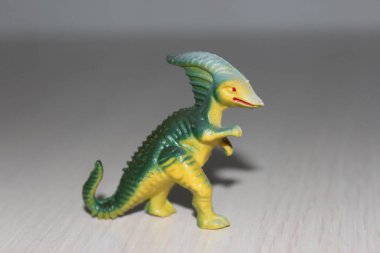 Beyaz arka planda oyuncak dinozor