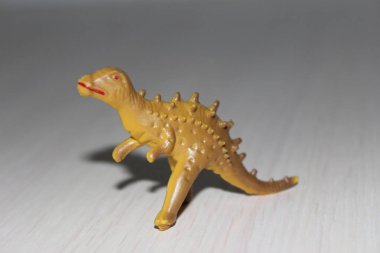 Beyaz arka planda oyuncak dinozor