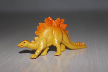 Beyaz arka planda oyuncak dinozor