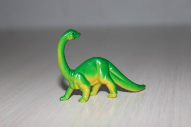 Beyaz arka planda Brachiosaurus oyuncak dinozoru
