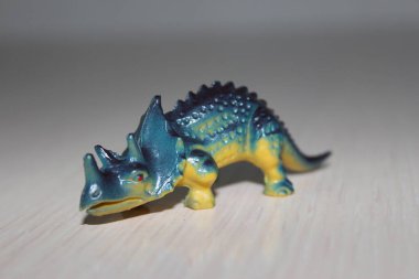 Beyaz arka planda oyuncak dinozor