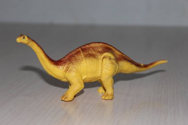 Beyaz arka planda Brachiosaurus oyuncak dinozoru