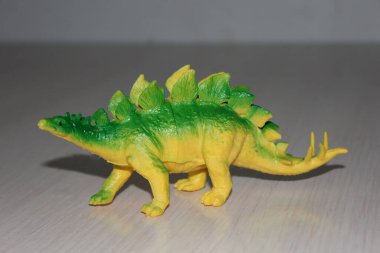 Beyaz arka planda Stegosaurus oyuncak dinozoru