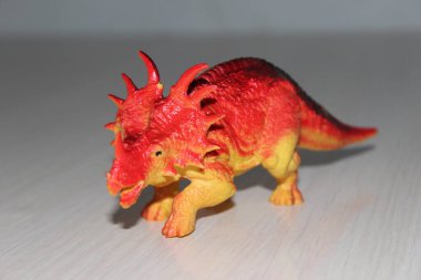 Triceratops beyaz arka planda oyuncak dinozor