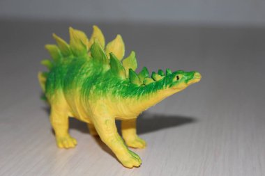 Beyaz arka planda Stegosaurus oyuncak dinozorları