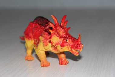 Triceratops beyaz arka planda oyuncak dinozor