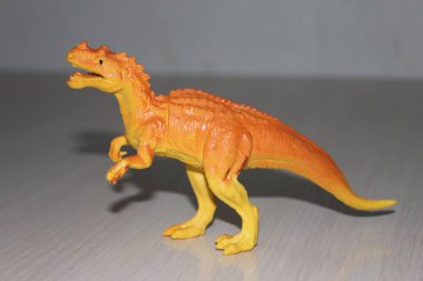 Beyaz arka planda oyuncak dinozor