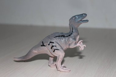 Beyaz arka planda oyuncak dinozor