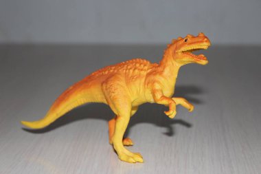 Beyaz arka planda oyuncak dinozor