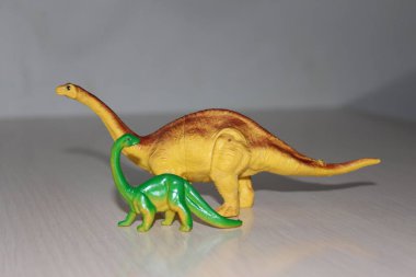 Beyaz arka planda iki Brachiosaurus oyuncak dinozoru