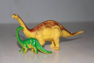 Beyaz arka planda iki Brachiosaurus oyuncak dinozoru