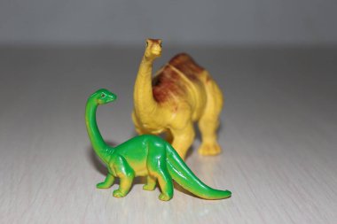 Beyaz arka planda iki Brachiosaurus oyuncak dinozoru