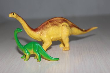 Beyaz arka planda iki Brachiosaurus oyuncak dinozoru