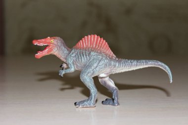 Arka planda Spinosaurus oyuncak dinozoru
