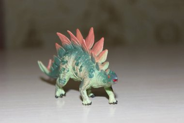 Arka planda Stegosaurus oyuncak dinozoru