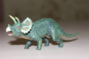 Triceratops arka planda oyuncak dinozor