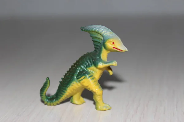 Beyaz arka planda oyuncak dinozor