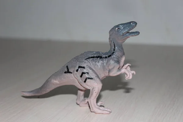 Beyaz arka planda oyuncak dinozor