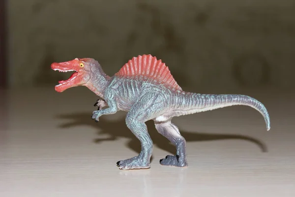 Arka planda Spinosaurus oyuncak dinozoru