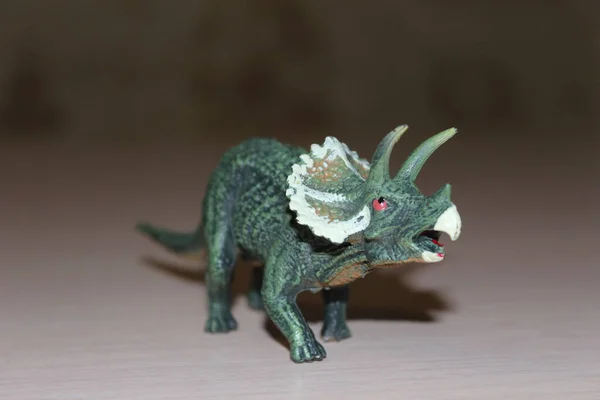 Triceratops arka planda oyuncak dinozor