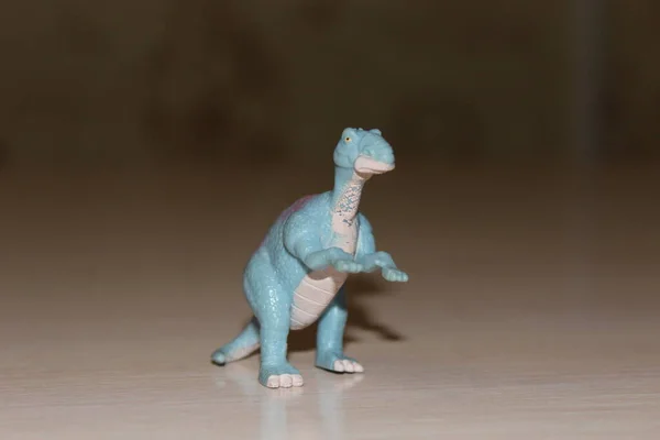 Iguanodon玩具恐龙为背景 — 图库照片