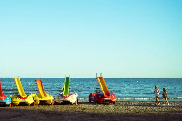 Spain August 2015 Children Walking Beach Multicolored Slides Sea Background — 图库照片