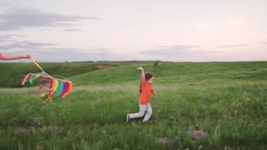 Kızı ve annesi uçurtmayı gökyüzüne fırlatıyor, bebek elinde bir uçurtmayla yeşil çimlerin arasından koşuyor. Çocuk, kız ailesiyle parkta oynuyor. Çocukların uçma hayalleri, çocukların mutlu duyguları.