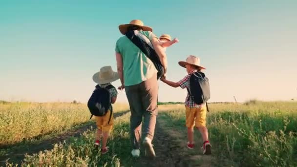 Familie Fericită Mamă Copii Merg Rucsacuri Parcul Vară Munca Echipă — Videoclip de stoc