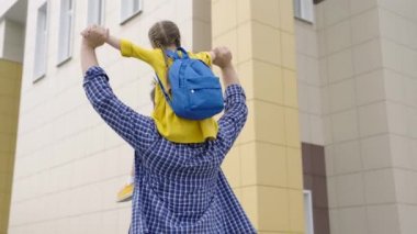 Babası yazın şehir sokağında kızıyla oynuyor. Mutlu aile, baba, çocuk içeri girer. Küçük kız babasının omuzlarında oturuyor, aynı okula gidiyorlar. Bebeğim, çalışmaya gidiyor. Aile yürüyüşü