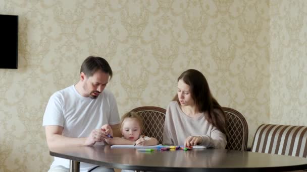 Mamma unge far spela tillsammans hemma. Mamma pappa barn, dotter dra ihop barn rita hemma. Familjeutbildning. Liten flicka, med sina föräldrar, teckningar med färgade pennor med hjälp av sin fantasi — Stockvideo