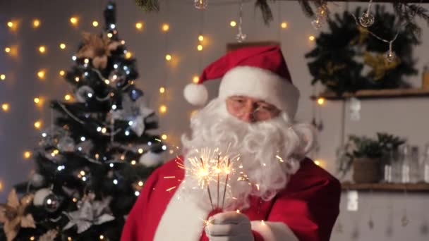Satna Claus si sta divertendo in camera con l'albero di Natale. Felice Babbo Natale sta ballando con scintille, godendo la musica. Felice, magico, bambini, vacanza in famiglia, Natale. Capodanno, Natale — Video Stock