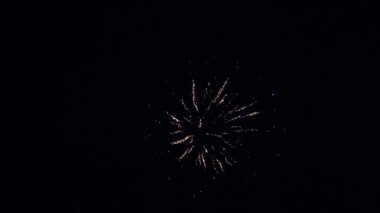 Gece gökyüzünde Bokeh ışıkları ile parlayan havai fişekler. Parlak havai fişekler. Yeni yıl arifesinde havai fişekleri kutluyoruz. Gece gökyüzünde havai fişekler. Güzel renkli gece patlamaları Kara gökyüzünde