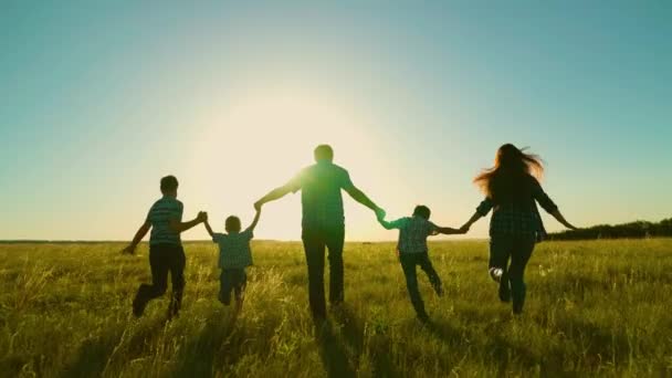 Happy family, parents, children run in the park. The concept of a big happy family. Family walk, silhouette of parents and children at sunset. Mom dad, sons walk together. Family vacation, dreams — Stock Video