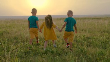 Çocuklar, çocuklar, bir kız el ele tutuşarak sahada yürüyor. Çocukluk arkadaşları doğada seyahat eder, çocukluk hayalleri kurar. Bir grup çocuk parkta birlikte oynuyor. Çocukluk arkadaşlığı kavramı