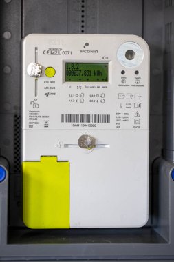 Brecht, Belçika - 1 Ekim: Yeni kurulan Belçika dijital elektrik kilowatt saat göstergesi portresi. Ölçüm cihazı sağlayıcı tarafından müşteri için doğru faturayı hesaplamak için kullanılır.
