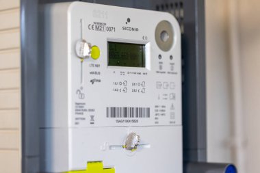 Brecht, Belçika - 1 Ekim: Yeni kurulmuş Belçika dijital elektrik kilowatt saat göstergesini kapatın. Ölçüm cihazı sağlayıcı tarafından müşteri için doğru faturayı hesaplamak için kullanılır.