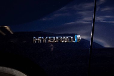 Brecht, Belçika - 5 Şubat 2022: Mavi verhicle gövdesi üzerinde bir melez logosu arabanın içinde hibrit teknolojiye sahip olduğunu ve yakıt kullanacağını, fakat aynı zamanda elektrik enerjisiyle de biraz mesafe katedeceğini gösteriyor..