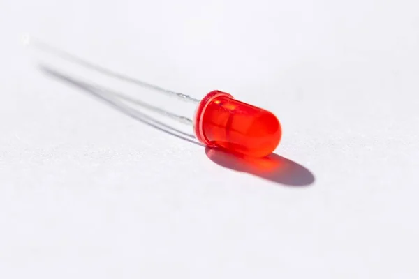 Portret Studyjny Pojedynczej Czerwonej Diody Led Lub Kolorystycznej Diody Elektroluminescencyjnej — Zdjęcie stockowe