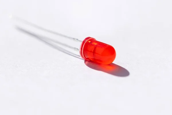 Portret Studyjny Pojedynczej Czerwonej Diody Led Lub Kolorowej Diody Elektroluminescencyjnej — Zdjęcie stockowe