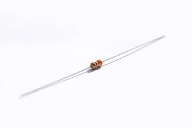 % 5 toleranslı 330 'luk bir direncin portresi. Elektrik bileşeni beyaz bir arkaplan üzerinde izole edilir ve bir PCB üzerinde lehim ya da pano, elektronik devre için kullanılmaya hazırdır.