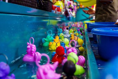 Kancanın portresi bir karnavalda ördek oyunu nehri. Belçika 'da küçük çocuklar için yerel bir eğlence fuarında sık rastlanan bir oyundur. Oyuncak ördekler avlar ve kabinden bir ödül seçerler..