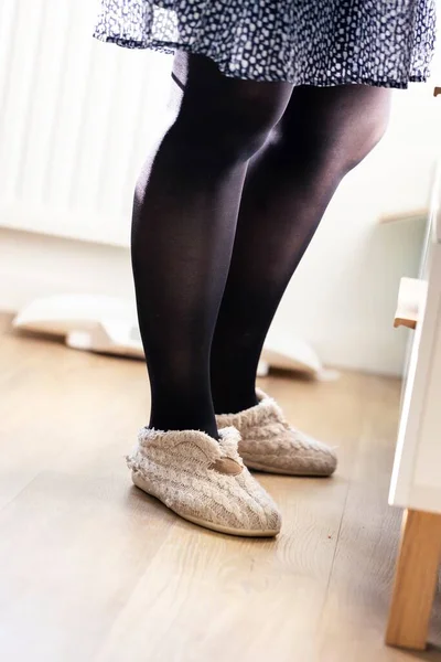 Ein Porträt Weiblicher Beine Die Mit Schwarzen Nylonstrumpfhosen Oder Strümpfen — Stockfoto
